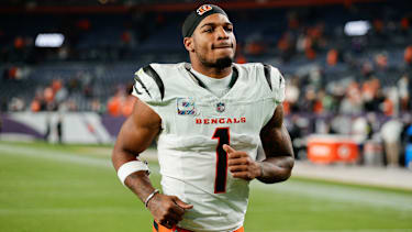 Cincinnati Bengals Wide Receiver Ja'Marr Chase (1) läuft vom Feld nach dem Spiel gegen die Denver Broncos.