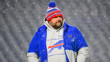 NFL, American Football Herren, USA New England Patriots at Buffalo Bills, Dec 6, 2021; Orchard Park, New York, USA; Buffalo Bills offensive coordinator Brian Daboll looks on prior to the game against the New England Patriots at Highmark Stadium.
