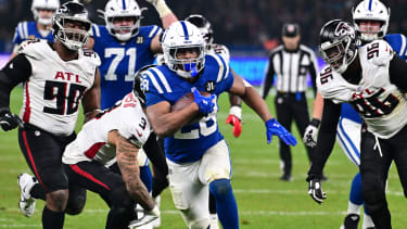 American Football: Profiliga NFL, Indianapolis Colts - Atlanta Falcons, Hauptrunde, Hauptrunde-Partien, 10. Spieltag, Olympiastadion Berlin. Jonathan Taylor (Indianapolis Colts) läuft zu seinem dritten Touchdown.