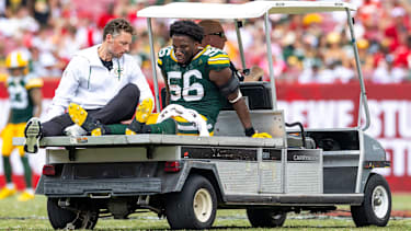 Green Bay Packers Linebacker Edgerrin Cooper #56 muss mit dem Cart vom Feld gefahren werden.
