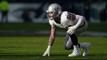 Las Vegas Raiders Edge Rusher Maxx Crosby während eines Spiels zwischen den Raiders und den Philadelphia Eagles auf dem Feld.