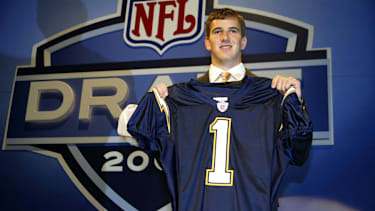 Quarterback Eli Manning hält das Trikot der San Diego Chargers hoch, nachdem er im Draft an erste Stelle von ihnen ausgewählt wurde.