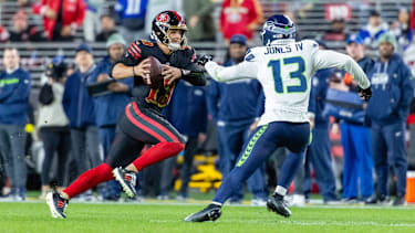 San Francisco 49ers Quarterback Brock Purdy 13 läuft mit dem Ball.