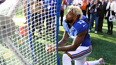 New York Giants Wide Receiver Odell Beckham #13 kniet vor dem Kicking Net beim Spiel gegen die Baltimore Ravens.