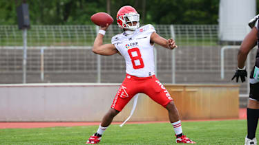 Potsdam Royals Quarterback Xeaiver Bullock wirft den Pass in der German Football League.