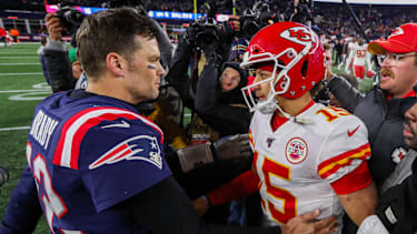 New England Patriots Quarterback Tom Brady (12) und Kansas City Chiefs Quarterback Patrick Mahomes (15) nach einem NFL-Spiel.
