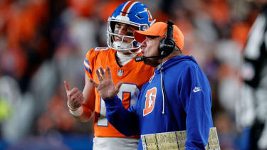 NFL, American Football Herren, USA Las Vegas Raiders at Denver Broncos Nov 6, 2025; Denver, Colorado, USA; Denver Broncos head coach Sean Payton talks with quarterback Bo Nix (10) during the second half at Empower Field at Mile High. Denver Empower Field at Mile High Colorado USA, EDITORIAL USE ONLY PUBLICATIONxINxGERxSUIxAUTxONLY Copyright: xIsaiahxJ.xDowningx 20251106_mcd_bd3_90