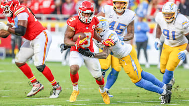 Kansas City Chiefs Running Back Kenneth Walker (9) versucht im Arrowhead Stadium in Kansas City, Missouri, einen Tackle von Los Angeles Chargers Linebacker Del’Shawn Phillips (53) zu brechen.