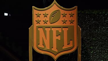 Das NFL Logo in gold bei der NFL-Honors Zeremonie.