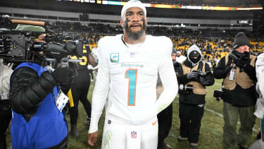 NFL, American Football Herren, USA Miami Dolphins at Pittsburgh Steelers Dec 15, 2025; Pittsburgh, Pennsylvania, USA; Miami Dolphins quarterback Tua Tagovailoa (1) looks on after the game against the Pittsburgh Steelers at Acrisure Stadium. Pittsburgh Acrisure Stadium Pennsylvania USA, EDITORIAL USE ONLY PUBLICATIONxINxGERxSUIxAUTxONLY Copyright: xBarryxReegerx 20251215_kdn_ii9_147