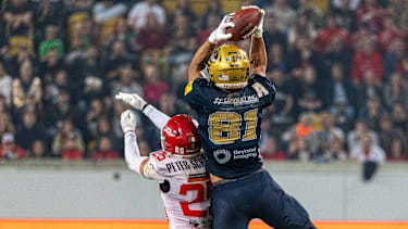 Montigo Moss (Dresden Monarchs, 81 Wide Receiver) fängt den Ball spektakulär im GFL Bowl.