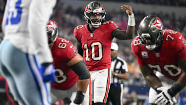 Tampa Bay Buccaneers Quarterback Jalon Daniels sagt während des NFL-Spiels gegen die Dallas Cowboys am 8. Oktober 2026 im AT&amp;T Stadium in Arlington, Texas, einen Spielzug an.