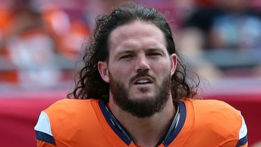 Sep 22, 2024; Tampa, Florida, USA; Denver Broncos linebacker Alex Singleton (49) works out prior the game against the Tampa Bay Buccaneers at Raymond James Stadium. Mandatory Credit: Kim Klement Neitzel-Imagn Images