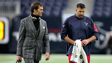 Bei einem NFL-Spiel 2015 treffen der damalige Quarterback Tom Brady und sein früherer Teamkollege Mike Vrabel aufeinander.