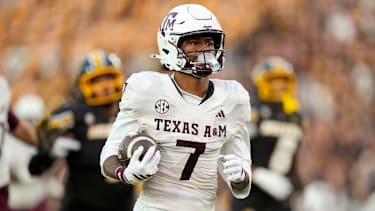 Texas A&amp;M Aggies Wide Receiver KC Concepcion (7) läuft zum Touchdown im Spiel gegen die Missouri Tigers im Memorial Stadium.