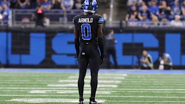 Cornerback Terrion Arnold von den Detroit Lions blickt während des Monday Night Football-Spiels gegen die Seattle Seahawks auf die Videowand, die eine Wiederholung einer Pass-Interference-Strafe zeigt, im Ford Field in Detroit, Michigan (NFL, USA)