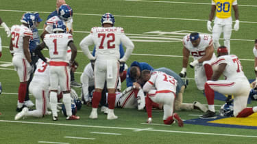 Quarterback Jaxson Dart (6) von den New York Giants nach seiner Verletzung bei der Niederlage gegen die Los Angeles Rams im SoFi Stadium.
