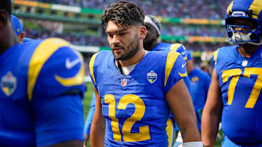 Wide Receiver Puka Nacua (12) von den Los Angeles Rams verlässt beim Spiel gegen die San Francisco 49ers im Melbourne Cricket Ground zur Halbzeit das Feld.