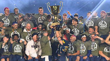 Die Dresden Monarchs bei der Siegerehrung nach dem GFL Bowl gegen die Potsdam Royals.