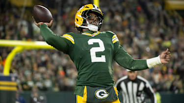 Green Bay Packers Quarterback Malik Willis (2) wirft den Football gegen die Baltimore Ravens in Green Bay.
