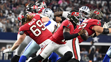 Tampa Bay Buccaneers Quarterback Jalon Daniels läuft während des NFL-Spiels gegen die Dallas Cowboys am 8. Oktober 2026 im AT&amp;T Stadium in Arlington, Texas, mit dem Ball.