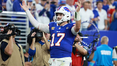 Quarterback Josh Allen (17) von den Buffalo Bills jubelt nach einem Touchdown in der zweiten Halbzeit des NFL-Spiels gegen die Detroit Lions im Highmark Stadium in Orchard Park.