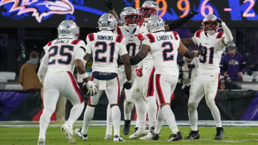 NFL, American Football Herren, USA New England Patriots at Baltimore Ravens Dec 21, 2025; Baltimore, Maryland, USA; New England Patriots cornerback Marcus Jones (25) celebraets a fumble recovery with teammates during the second half of the game against the Baltimore Ravens at M&T Bank Stadium. Baltimore M&T Bank Stadium Maryland USA, EDITORIAL USE ONLY PUBLICATIONxINxGERxSUIxAUTxONLY Copyright: xJamesxLangx 20251221_ajw_sj8_140