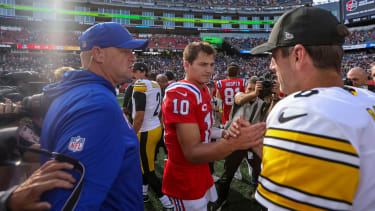 Aaron Rodgers (re.)