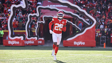 Cornerback Nohl Williams von den Kansas City Chiefs läuft vor dem NFL-Spiel gegen die Los Angeles Chargers bei den Spieler-Vorstellungen ins GEHA Field at Arrowhead Stadium in Kansas City, Missouri, ein (American Football, USA)