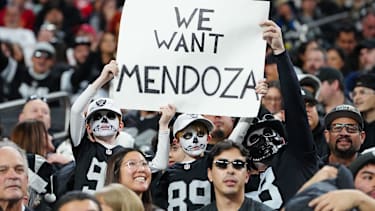Die Fans der Las Vegas Raiders fordern Fernando Mendoza mit dem Nummer-1-Pick.