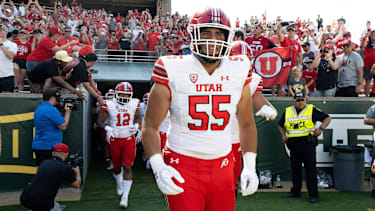 Offensive Lineman Spencer Fano auf dem Weg auf das Feld.