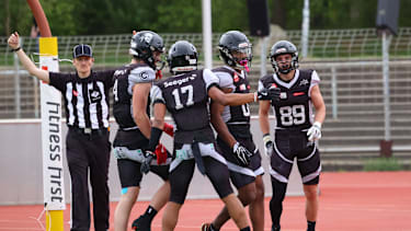 Spieler der Berlin Rebels jubeln im GFL-Spiel gegen die Potsdam Royals im Mommsenstadion in Berlin (American Football, Deutschland)