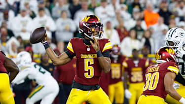 Quarterback Jayden Daniels von den Washington Commanders wirft einen Pass im NFL-Spiel gegen die Green Bay Packers im Lambeau Field in Green Bay (American Football, USA)