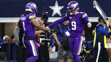 Wide Receiver Jalen Nailor (li.) von den Minnesota Vikings jubelt nach seinem Touchdown mit Quarterback J.J. McCarthy gegen die Dallas Cowboys.