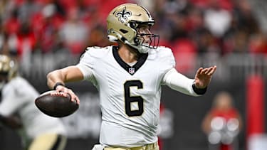 New Orleans Quarterback Tyler Shough (6) wirft einen Pass beim Spiel der New Orleans Saints gegen die Atlanta Falcons im Mercedes-Benz Stadium in Atlanta, GA.