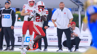 Emmett Johnson, RB von den Nebraska Cornhuskers fängt den Ball und läuft zum Touchdown gegen die UCLA Bruins im Rose Bowl Stadium in Pasadena, California.