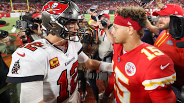 Tom Brady und Patrick Mahomes blicken sich in die Augen.