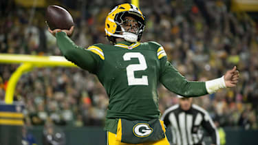 Quarterback der Green Bay Packers Malik Willis wirft im Spiel einen Ball.