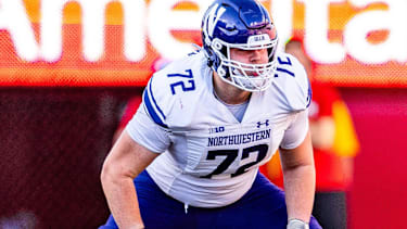 Offensive Lineman Caleb Tiernan von den Northwestern Wildcats im Einsatz während eines Spiels gegen die Nebraska Cornhuskers im Memorial Stadium in Lincoln