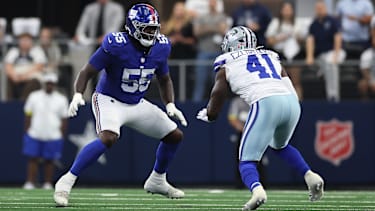 James Hudson III #55 von den New York Giants blockt Donovan Ezeiruaku #41 von den Dallas Cowboys im NFL Spiel der Saison 2025 im AT&T Stadium in Arlington, Texas.