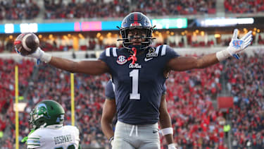 Wide Receiver De'Zhaun Stribling von den Ole Miss Rebels jubelt nach einem Touchdown-Fang gegen die Tulane Green Wave im Vaught-Hemingway Stadium in Oxford (College Football, USA)