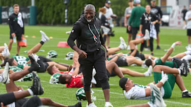 Aaron Glenn, Head Coach der New York Jets beim Aufwärmen seiner Spieler