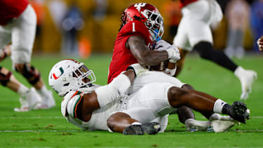 Defensive Lineman Rueben Bain Jr. von den Miami Hurricanes tackelt Running Back Roman Hemby von den Indiana Hoosiers im College Football Playoff National Championship Game im Hard Rock Stadium