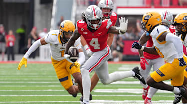 Ohio State Buckeyes Wide Receiver Jeremiah Smith 4 fängt einen Pass gegen Kent State.