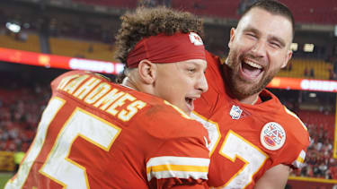 Patrick Mahomes (li.) und Travis Kelce