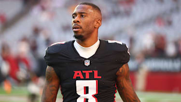 Atlanta Falcons Tight End Kyle Pitts Sr. (8) beim Aufwärmen vor dem Spiel gegen die Arizona Cardinals im State Farm Stadium, USA.
