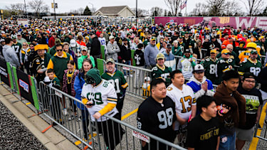 Unzählige Fans warten drauf, um an der Draft Experience teilzunehmen.