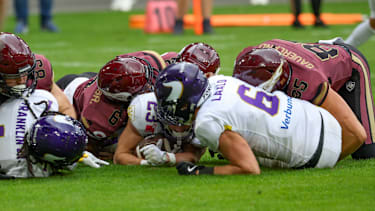 Wide Receiver Kaylon Geiger und Tight End Tim Sauerland von Rhein Fire stoppen Strong Safety Benjamin Straight von den Vienna Vikings im AFLE-Spiel in der Schauinsland-Reisen-Arena in Duisburg (American Football League Europe, Deutschland)