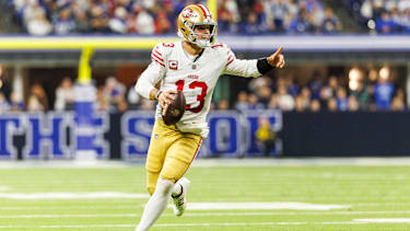 San Francisco 49ers Quarterback Brock Purdy (13) zeigt seinem Blocker den Weg im Spiel gegen die Indianapolis Colts im Lucas Oil Stadium in Indianapolis, Indiana.