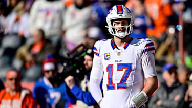Quarterback der Buffalo Bills Josh Allen beim warm up vor einem Spiel gegen die Denver Broncos.